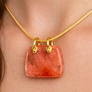 Elegant Reddish-Orange Stone Pendant Necklace – Gold Chain